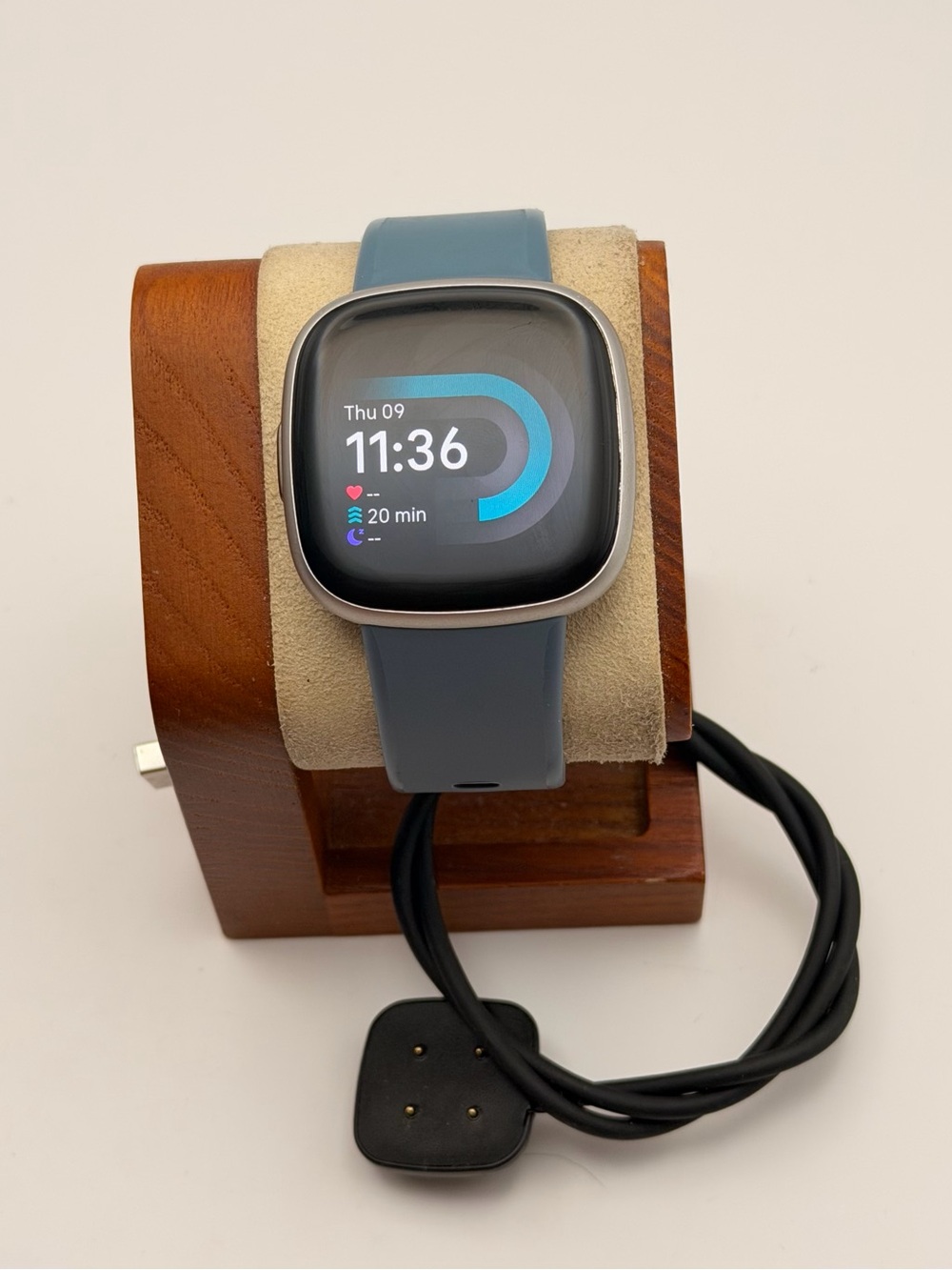 Fitbit Versa 4, Tested, Very Good, Silver Case, Charger Included, Smartwatch